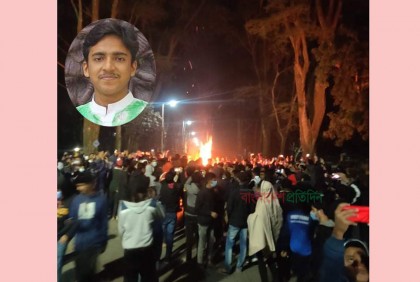 ট্রাকচাপায় রাবি ছাত্রের মৃত্যু, ভিসির বাসভবনের সামনে শিক্ষার্থীদের অবস্থান