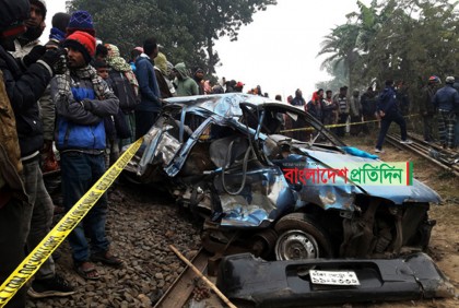 সাতসকালে রেলক্রসিংয়ে প্রাইভেটকারকে ট্রেনের ধাক্কা, নিহত ৩