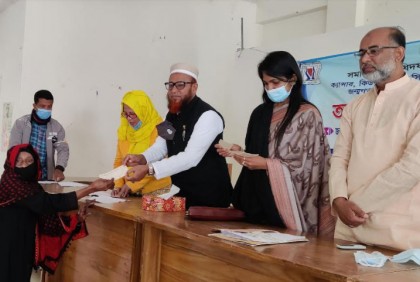 ভালুকায় দূরারোগ্য ব্যাধিতে আক্রান্ত রোগীদের অনুদানের চেক প্রদান