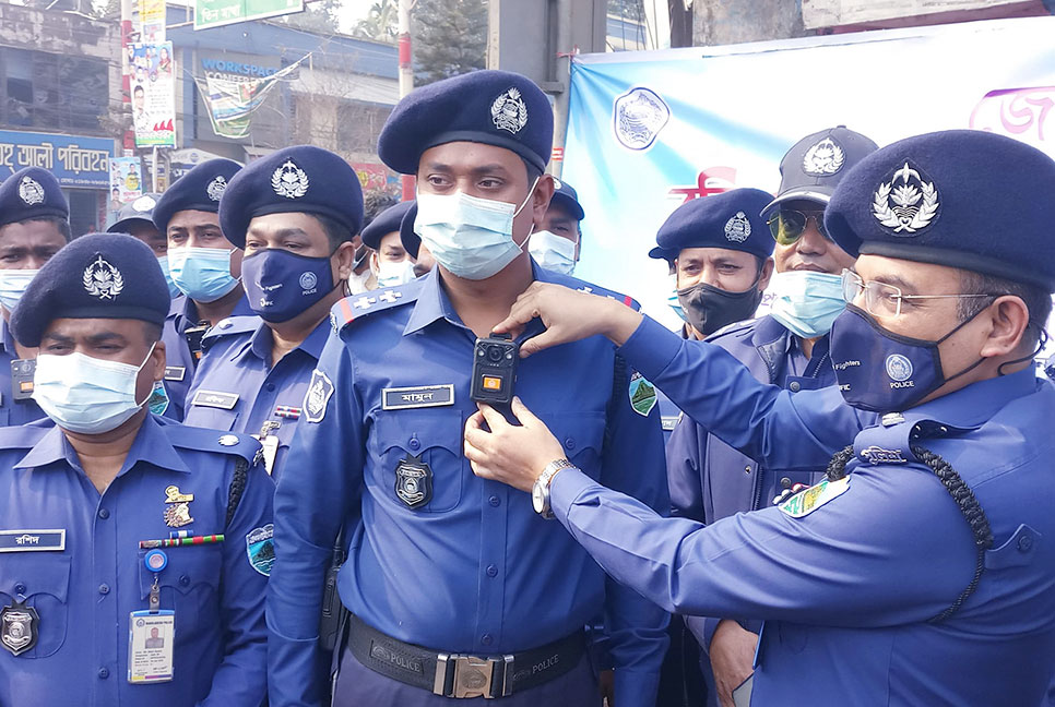 বগুড়ায় ট্রাফিক পুলিশে বডি ওর্ন ক্যামেরা ব্যবহার উদ্বোধন