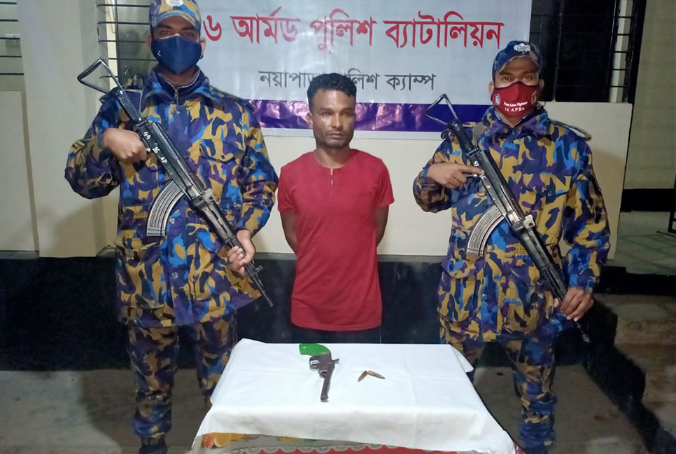 রোহিঙ্গা ক্যাম্প থেকে অস্ত্র ও গুলিসহ যুবক আটক