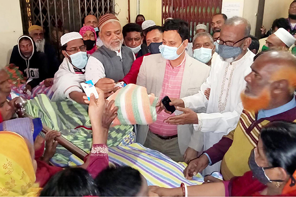 কাহালুতে কম্বল বিতরণ