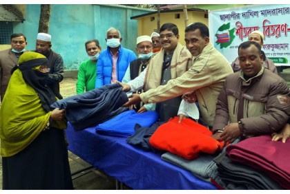 দিনাজপুরে দরিদ্র শিক্ষার্থী ও 
অভিভাবকদের মাঝে কম্বল বিতরণ