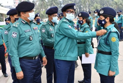 আইজিপি ব্যাজ পেলেন ডিএমপির ১৬১ পুলিশ সদস্য

