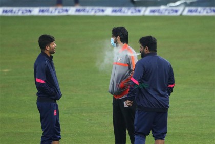 মাঠের ভেতরেই ধূমপান করলেন শেহজাদ!