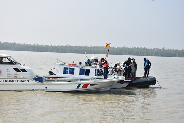 বঙ্গোপসাগরে ঝড়ের কবলে পড়ে ২০ ফিসিং ট্রলার ডুবি, দুই জেলে নিখোঁজ 