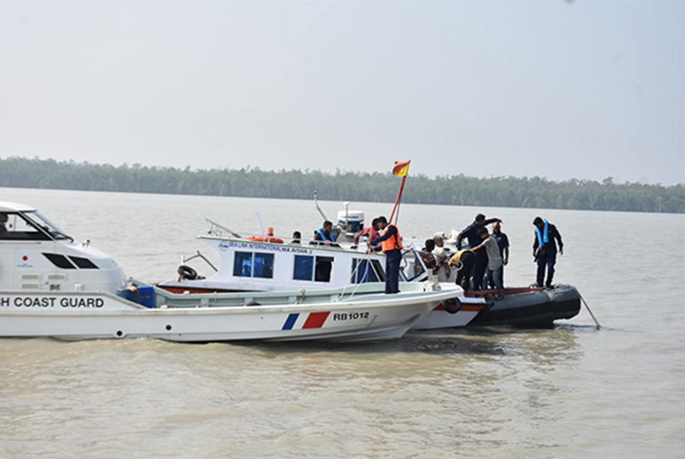 ট্রলার ডুবি : দুই জেলের মরদেহ উদ্ধার
