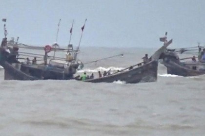 বঙ্গোপসাগরে ১০ ট্রলার ডুবি, ২৫ জেলে নিখোঁজ