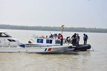 বঙ্গোপসাগরে ঝড়ের কবলে পড়ে ২০ ফিসিং ট্রলার ডুবি, দুই জেলে নিখোঁজ 