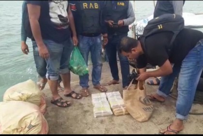 বঙ্গোপসাগরে ১৫ ঘণ্টার অভিযান, এক লাখ পিস ইয়াবাসহ ট্রলার জব্দ

