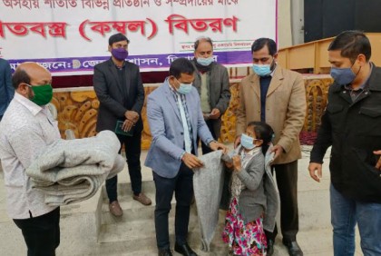 দিনাজপুরে দুস্থ, অসহায়দের
মাঝে কম্বল বিতরণ