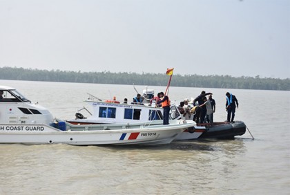 ট্রলার ডুবি : দুই জেলের মরদেহ উদ্ধার