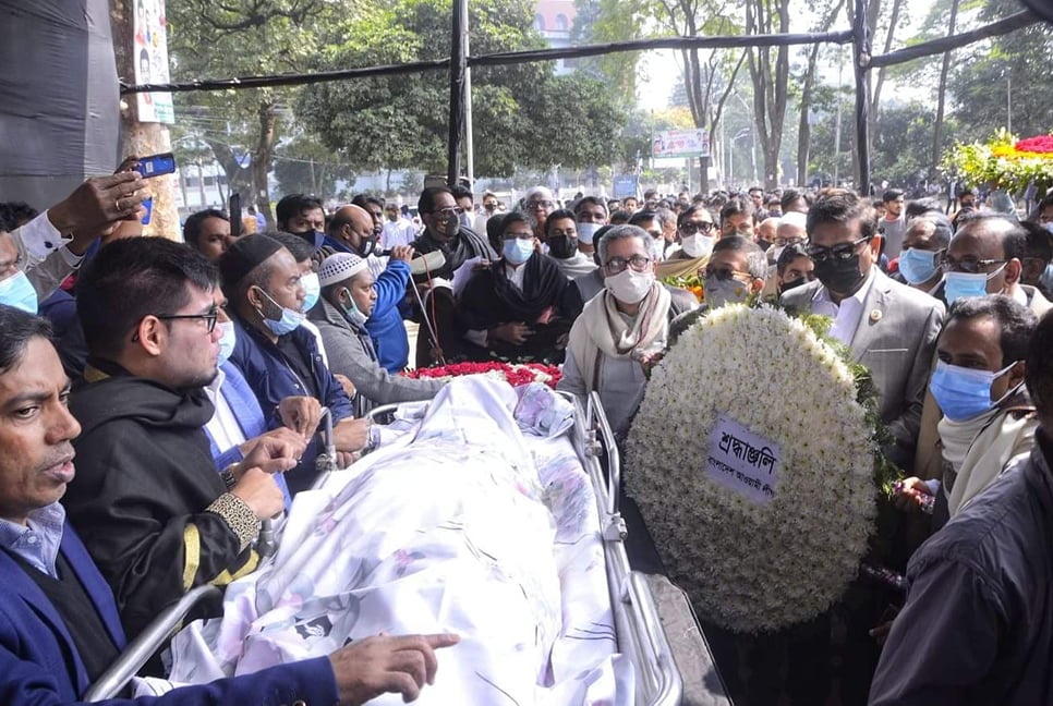 কেন্দ্রীয় শহীদ মিনারে পীর হাবিবুর রহমানের মরদেহে শেষ শ্রদ্ধা সর্বস্তরের মানুষের 