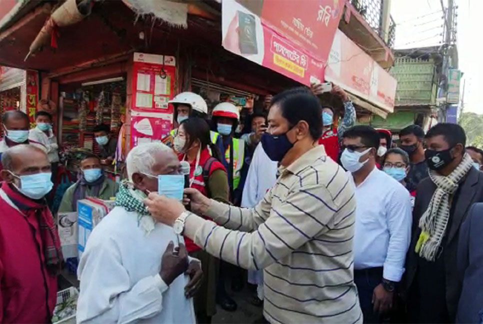 বান্দরবান শহরে ১০ হাজার মাস্ক বিতরণ