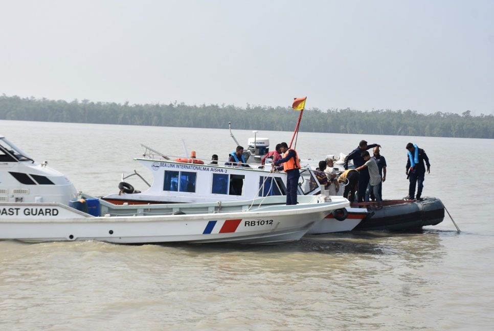 বঙ্গোপসাগরে ট্রলার ডুবি: এখনও ২৭ জেলে নিখোঁজ, ২ লাশ উদ্ধার 