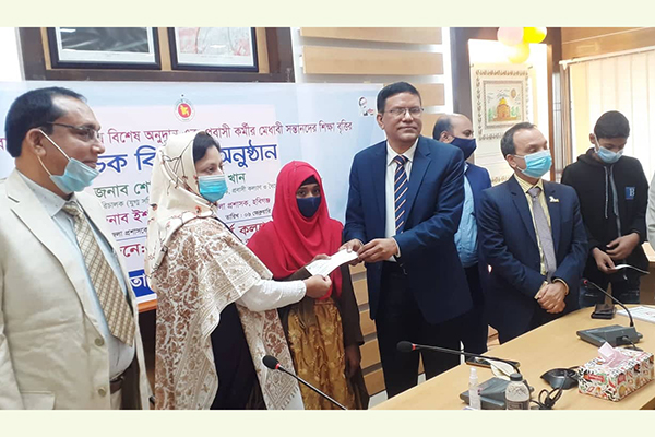 হবিগঞ্জে ৩৩ জন প্রত্যাগত প্রবাসী নারীকে সরকারি সহায়তা প্রদান