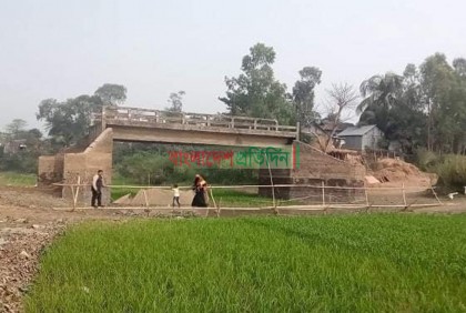 সেতু আছে, নেই কোনো সংযোগ সড়ক!