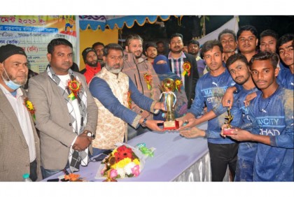 বগুড়ায় ফুটবল টুর্নামেন্টের ফাইনাল খেলায় পুরস্কার বিতরণ