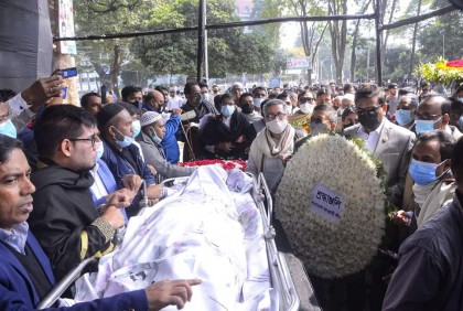 কেন্দ্রীয় শহীদ মিনারে পীর হাবিবুর রহমানের মরদেহে শেষ শ্রদ্ধা সর্বস্তরের মানুষের 