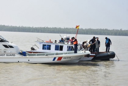 বঙ্গোপসাগরে ট্রলার ডুবি: এখনও ২৭ জেলে নিখোঁজ, ২ লাশ উদ্ধার 