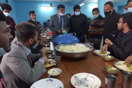 হঠাৎ হলের খাবারের মান পরিদর্শনে রাবি উপ-উপাচার্য