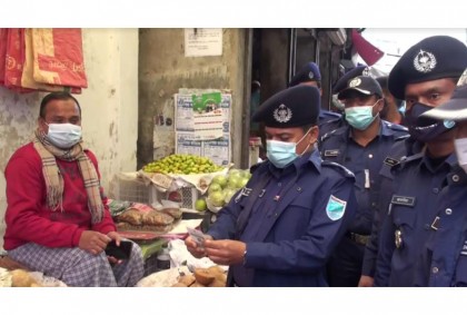 করোনা প্রতিরোধে মানিকগঞ্জে জন সচেতনতায় পুলিশ        