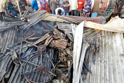 কোটালীপাড়ায় আওয়ামী লীগের কার্যালয়সহ ১৭টি দোকান পুড়ে ছাই