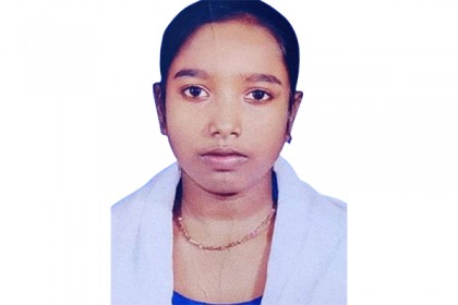 কানে হেডফোন লাগিয়ে রেললাইনে হাঁটতে গিয়ে কলেজছাত্রী নিহত