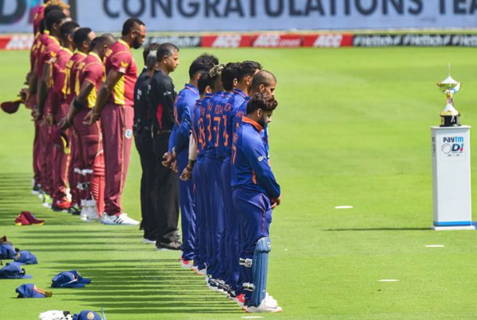 লতা মঙ্গেশকরের শ্রদ্ধায় কালো আর্ম ব্যান্ড পরে মাঠে নামলেন রোহিতরা
