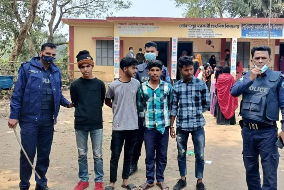 জালভোট দিতে গিয়ে পুলিশের হাতে আটক ৪