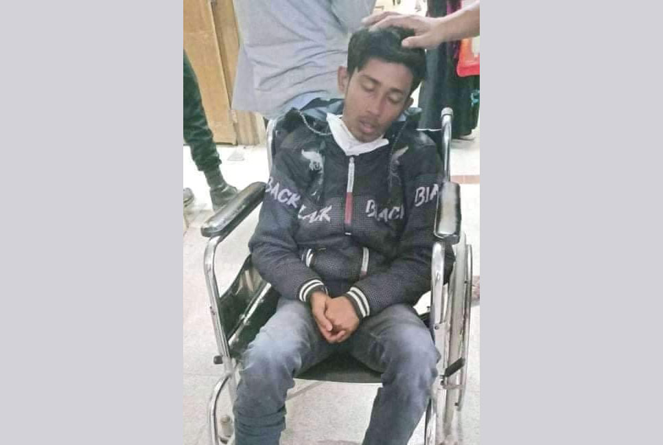 সহপাঠীকে মারধরের ঘটনায় বাস আটকালেন ঢাকা কলেজ শিক্ষার্থীরা