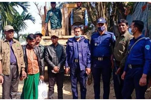 টেকনাফে বিপুল পরিমাণ চোরাই কাঠসহ যুবক আটক 