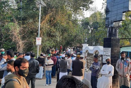 বাবা-মায়ের কবরের পাশে সমাহিত পীর হাবিবুর রহমান 

