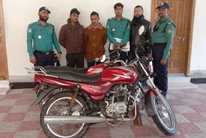 বরিশালে চোরাই মোটরসাইকেলসহ গ্রেফতার ২