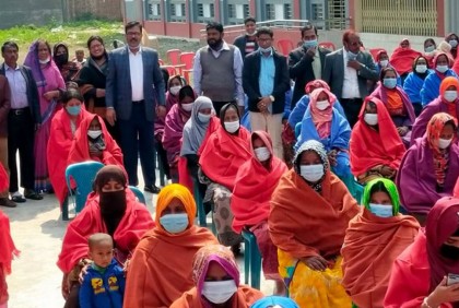 গাংনীতে নারীদের মাঝে শীতবস্ত্র বিতরণ
