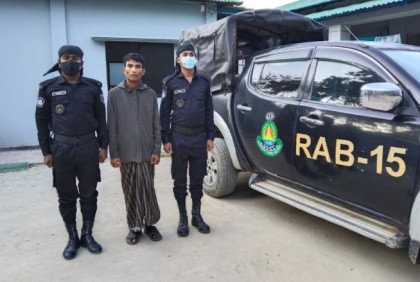 
টেকনাফে র‍্যাবের অভিযানে আইসসহ রোহিঙ্গা আটক