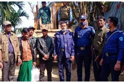 টেকনাফে বিপুল পরিমাণ চোরাই কাঠসহ যুবক আটক 