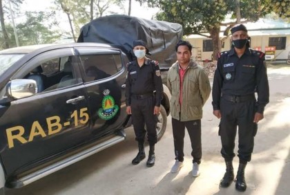 টেকনাফে র‍্যাবের অভিযানে ইয়াবা ও অস্ত্রসহ আটক ১