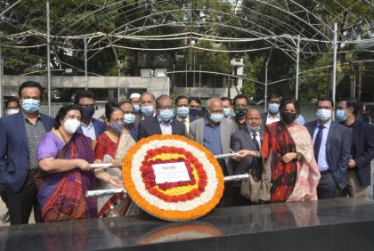 বঙ্গবন্ধুর প্রতিকৃতিতে কমিউনিটি ক্লিনিক ট্রাস্টের নতুন কমিটির শ্রদ্ধা