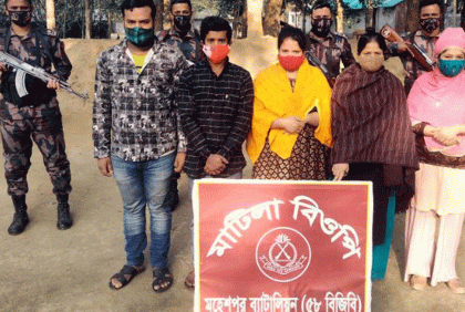 মহেশপুর সীমান্তে অনুপ্রবেশকালে শিশুসহ আটক ৮
