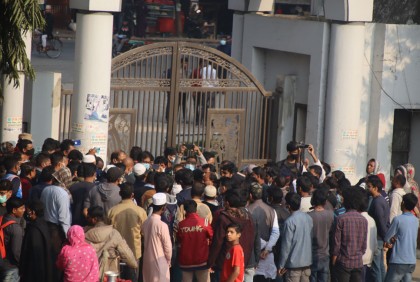 চাকরির দাবিতে ইবির প্রধান ফটকে ছাত্রলীগের তালা