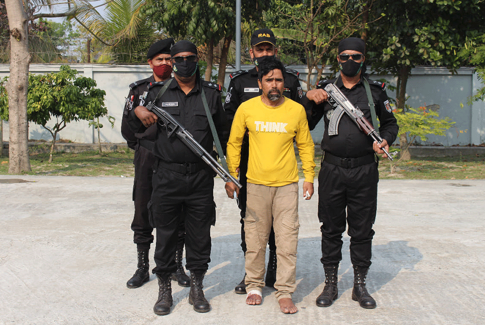 খুলনায় দুই হত্যা মামলার আসামি ঢাকায় গ্রেফতার

