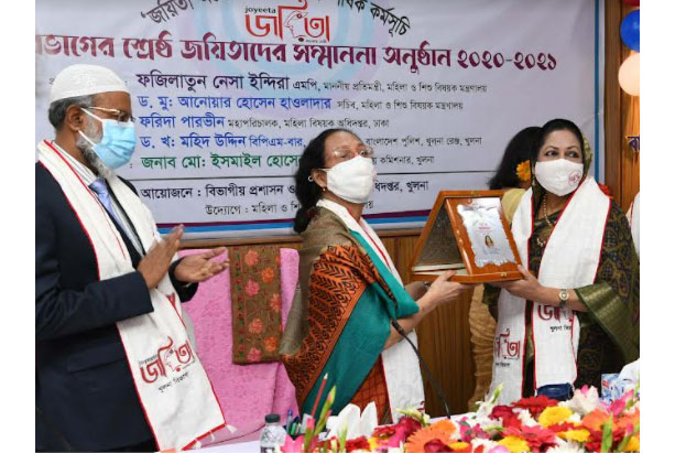 খুলনা বিভাগীয় পর্যায়ে পাঁচজন
শ্রেষ্ঠ জয়িতাকে সম্মাননা