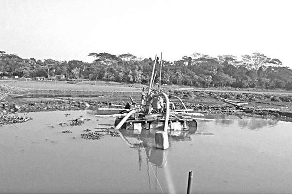 ফরিদপুরে অবৈধ ড্রেজারে চলছে বালু তোলা