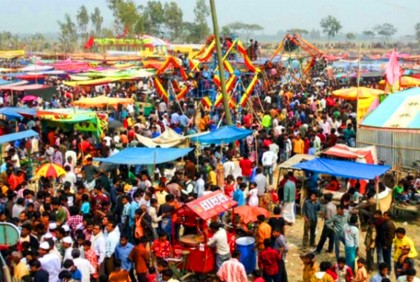নিষেধাজ্ঞা উপেক্ষা করে বগুড়ায় চলছে ঐতিহ্যবাহী পোড়াদহ মেলা