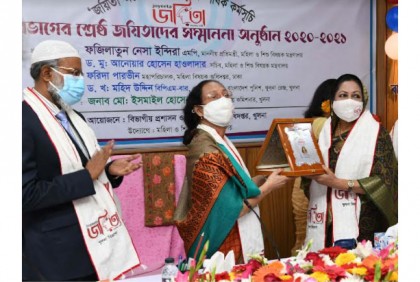 খুলনা বিভাগীয় পর্যায়ে পাঁচজন 
শ্রেষ্ঠ জয়িতাকে সম্মাননা