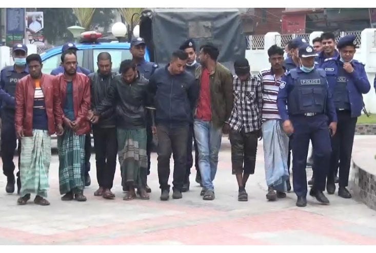 নরসিংদীতে বোমার সরঞ্জাম ও পিস্তলসহ ৮ ডাকাত গ্রেফতার