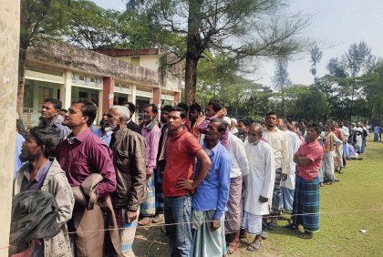নোয়াখালীর সুবর্ণচরে ভোটগ্রহণ চলছে