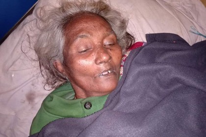 অজ্ঞান অবস্থায় রাস্তার পাশে পড়ে থাকা এক বৃদ্ধা উদ্ধার
