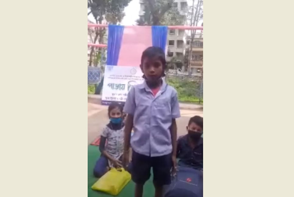 ২ বছরে কী শিখেছ, শিক্ষিকার প্রশ্নে শিক্ষার্থী গাইলো 'কাঁচা বাদাম' গান! (ভিডিও)